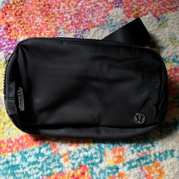 NWT Lululemon Logo Strap Everywhere Belt Bag in Black - Picture 2 of 3